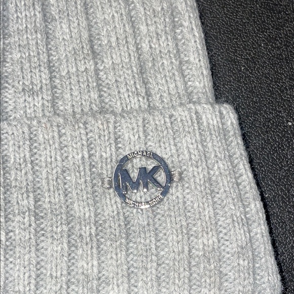NWOT Michael Kors Beanie Cable
Knit Hat Gray Pom Pom Silver.. - Picture 3 of 5